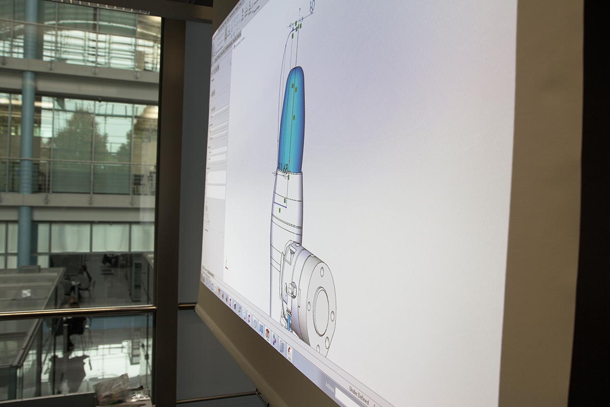Die CAD-Konsturktionszeichnung des FlexShapeGripper wird mit einem Beamer an die Wand geworfen